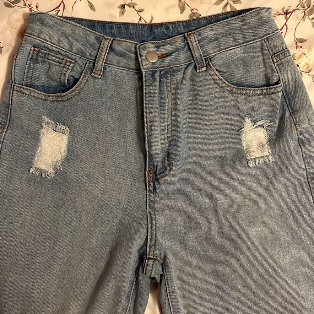 Light-wash Ripped Jeans - Picture 2 of 6